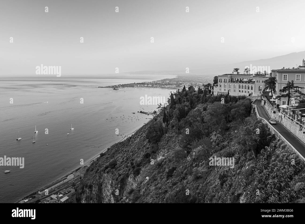Panoramablick vom zentralen Platz von Taormina in Sizilien aus Stockfoto