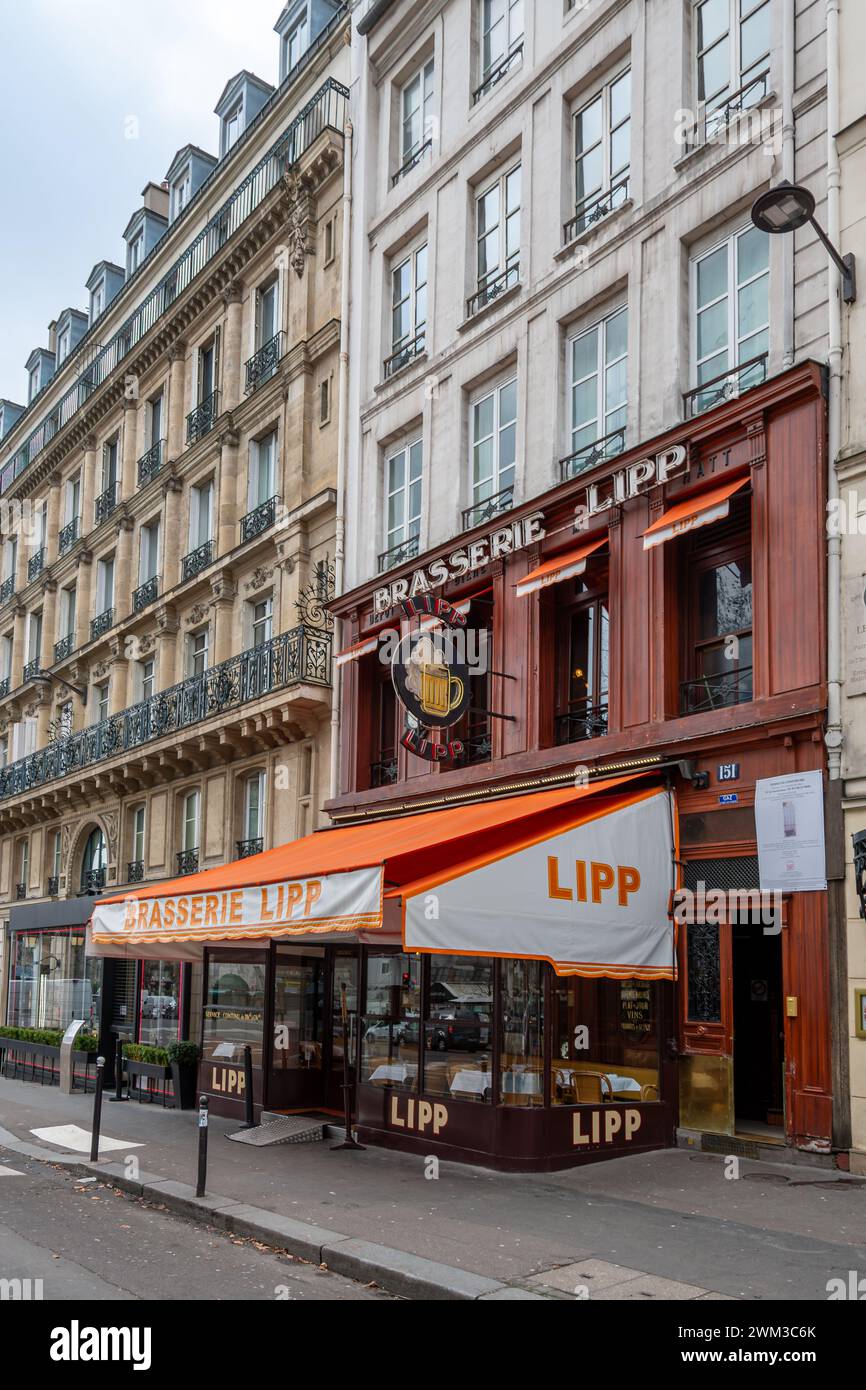 Außenansicht der Brasserie Lipp, einer berühmten traditionellen Pariser Brasserie im Viertel Saint-Germain-des-Pres in Paris, Frankreich Stockfoto