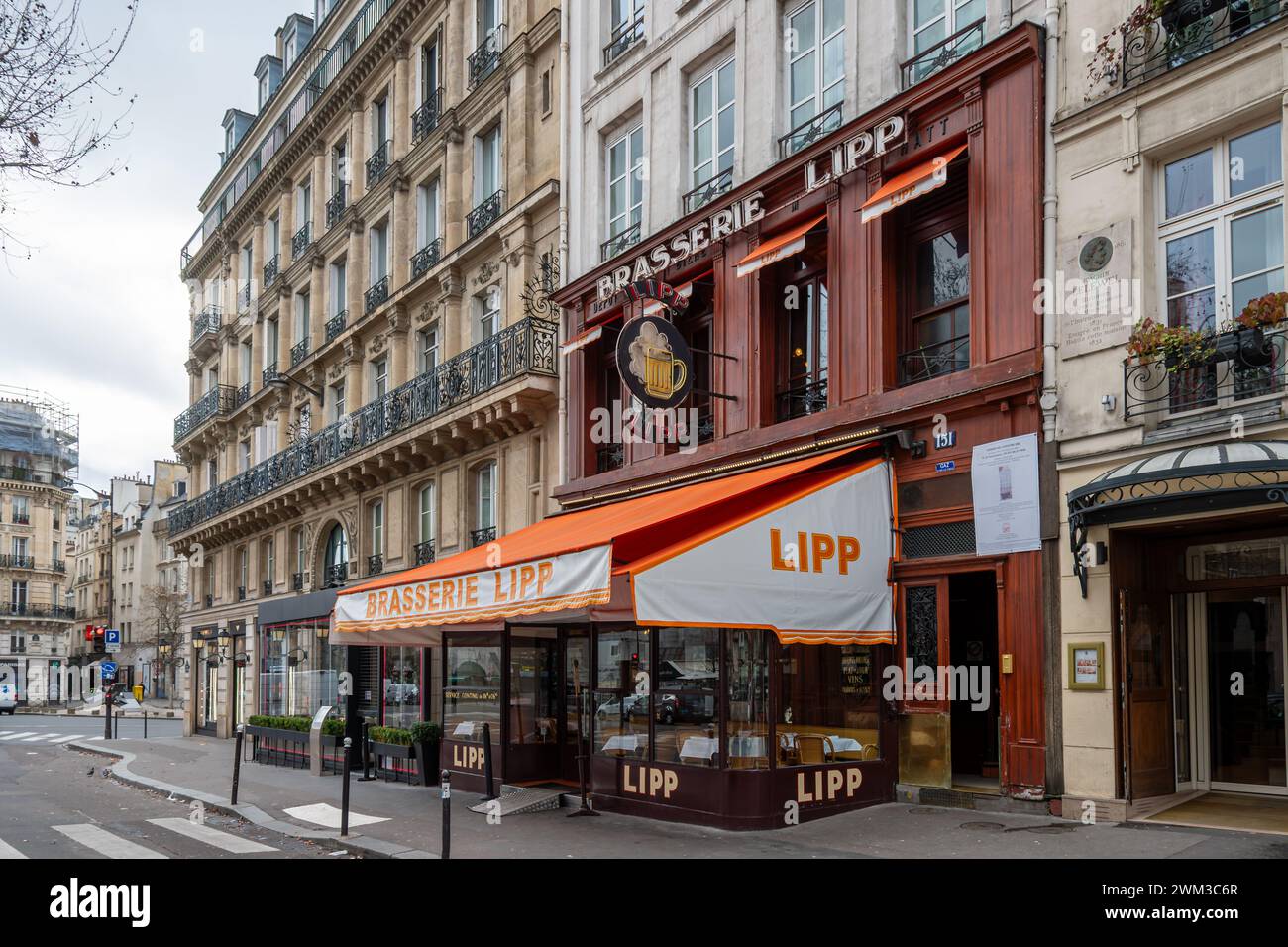 Außenansicht der Brasserie Lipp, einer berühmten traditionellen Pariser Brasserie im Viertel Saint-Germain-des-Pres in Paris, Frankreich Stockfoto