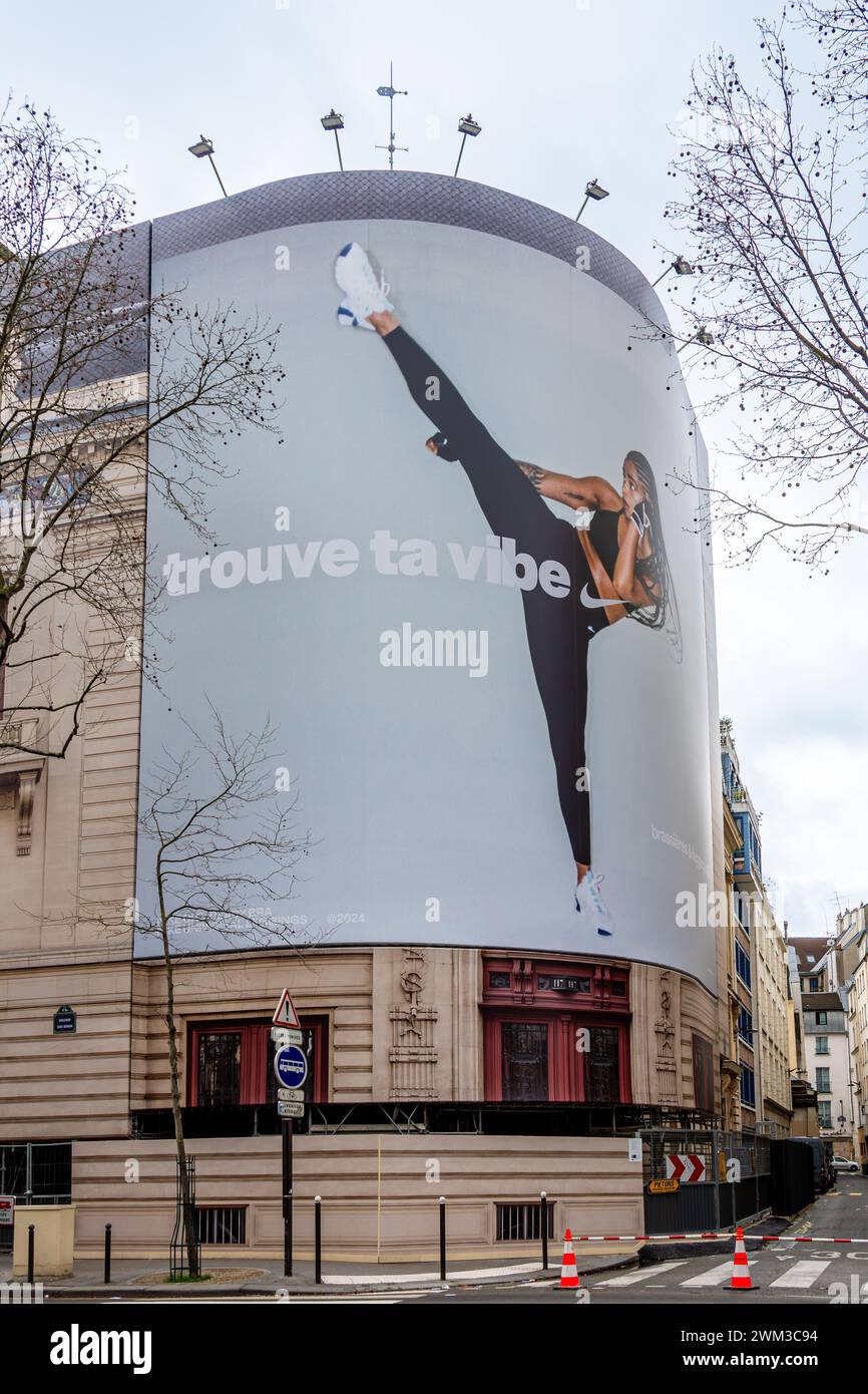 Große Werbetafel von Nike, auf der die Gerüste der Restaurierungsarbeiten eines alten pariser Gebäudes abgebildet sind Stockfoto