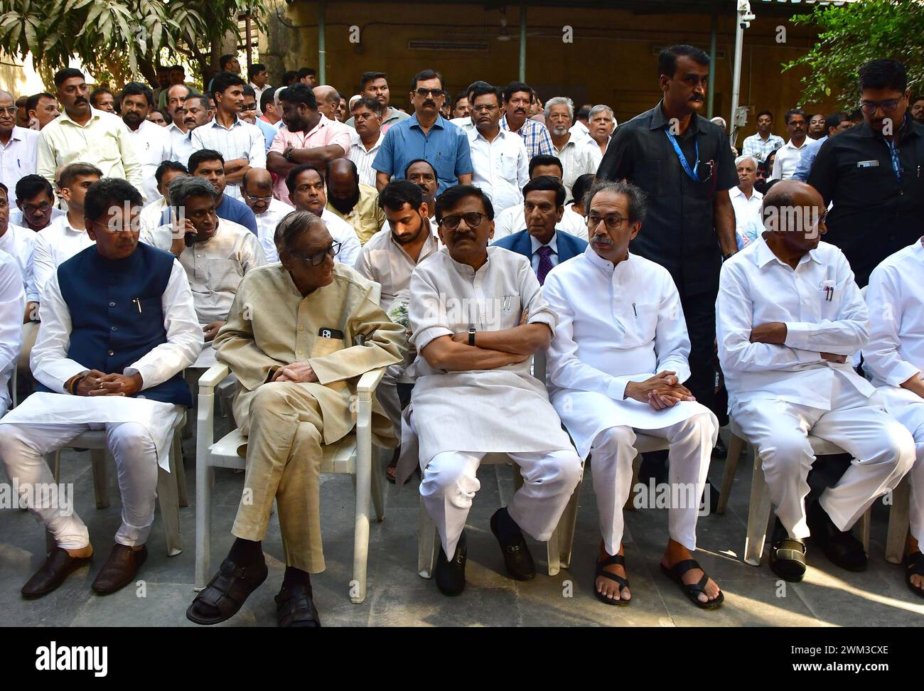 Indien. Februar 2024. MUMBAI, INDIEN - 23. FEBRUAR: Ehemaliger Ministerpräsident & Shivsena(UBT) Uddhav Thackeray, NCP-Chef Sharad Pawar, Kongressvorsitzender Sushilkumar Shinde, Shivsena (UBT) Rajyasabha Abgeordneter Sanjay Raut Shivsena (Shinda-Fraktion) Minister Deepak Kesarkar, mit anderen zollt den sterblichen Überresten des verstorbenen ehemaligen Ministerpräsidenten von Maharashtra Manohar Joshi im Krematorium des Shivaji-Parks am 23. Februar 2024 in Mumbai, Indien, letzten Respekt. (Foto: Bhushan Koyande/Hindustan Times/SIPA USA) Credit: SIPA USA/Alamy Live News Stockfoto