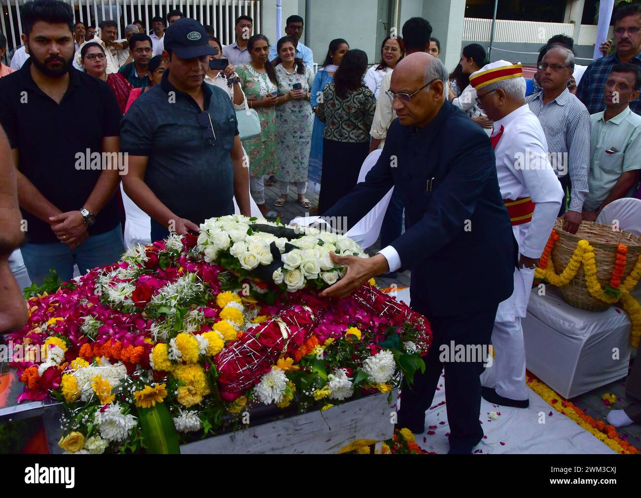 Indien. Februar 2024. MUMBAI, INDIEN - 23. FEBRUAR: Maharashtra Govrner Ramesh Bais, zollt letzten Respekt vor den sterblichen Überresten des verstorbenen ehemaligen Ministerpräsidenten von Maharashtra Manohar Joshi am 23. Februar 2024 in Mumbai, Indien. (Foto: Bhushan Koyande/Hindustan Times/SIPA USA) Credit: SIPA USA/Alamy Live News Stockfoto