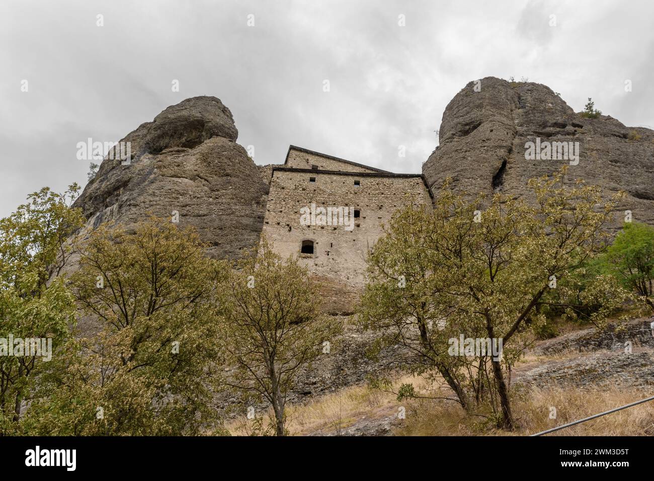 Die alte Festung Castello della Pietra wurde im 12. Jahrhundert erbaut und befindet sich in der Nähe von Vobbia in der Provinz Genua Stockfoto