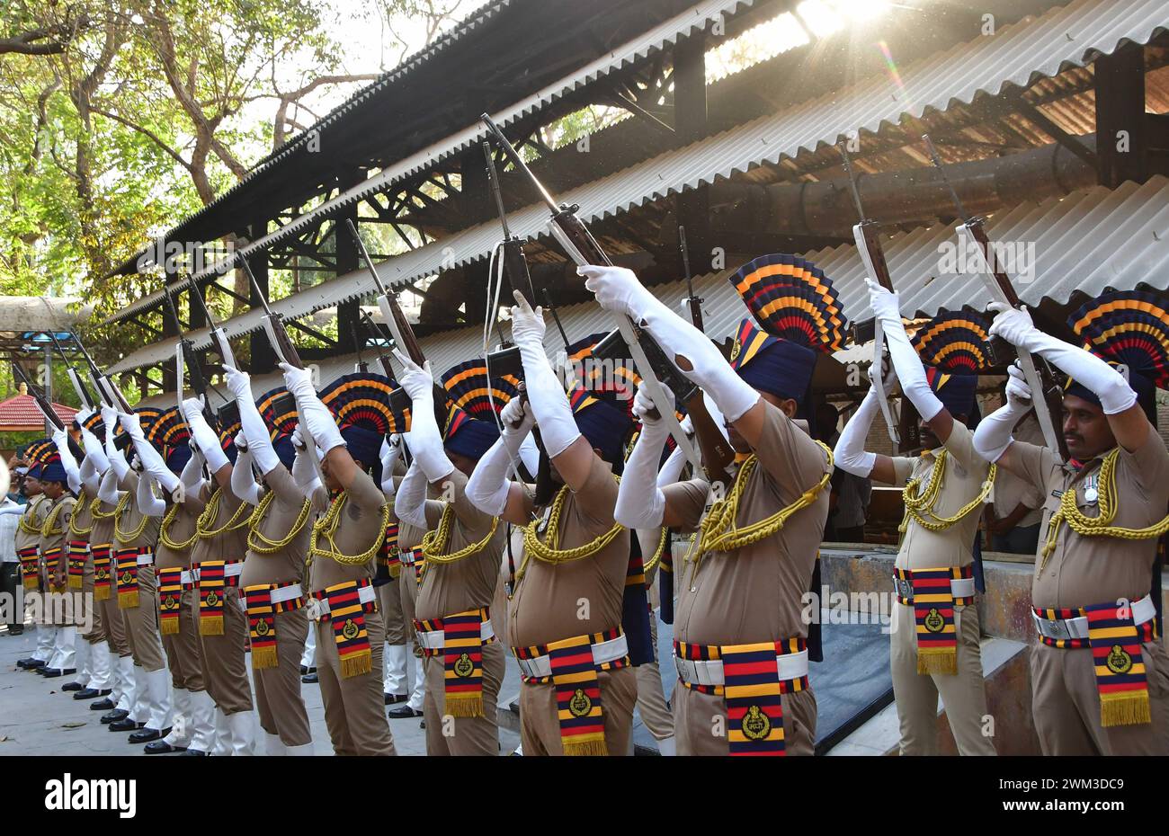 Indien. Februar 2024. MUMBAI, INDIEN - 23. FEBRUAR: Mumbai Police Personals geben Garde of Honour bei der Beerdigung den letzten Respekt für den verstorbenen ehemaligen Ministerpräsidenten von Maharashtra Manohar Joshi am 23. Februar 2024 in Mumbai, Indien. (Foto: Bhushan Koyande/Hindustan Times/SIPA USA) Credit: SIPA USA/Alamy Live News Stockfoto