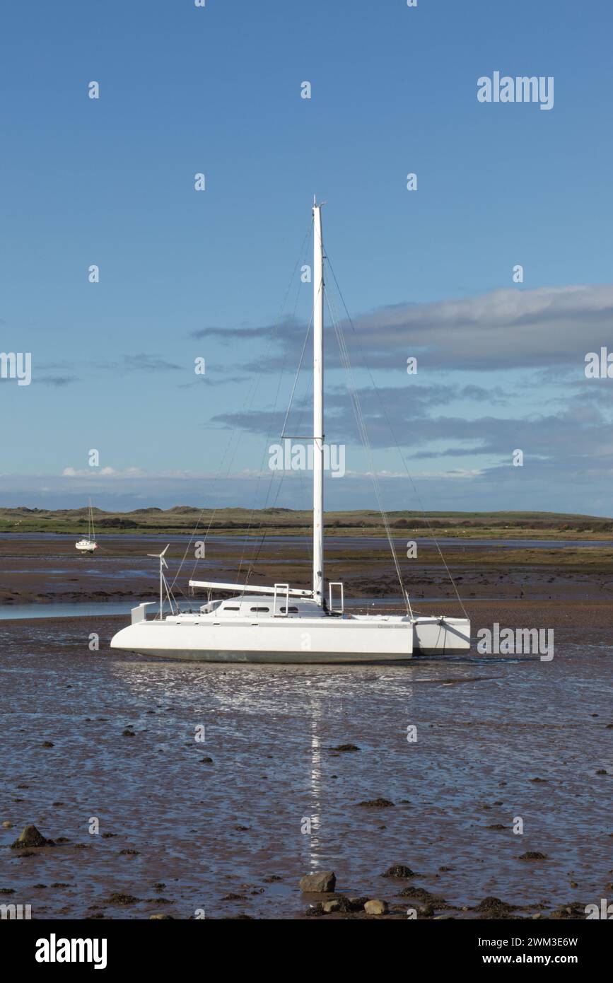 Das Boot ist bei Flut gestrandet Stockfoto