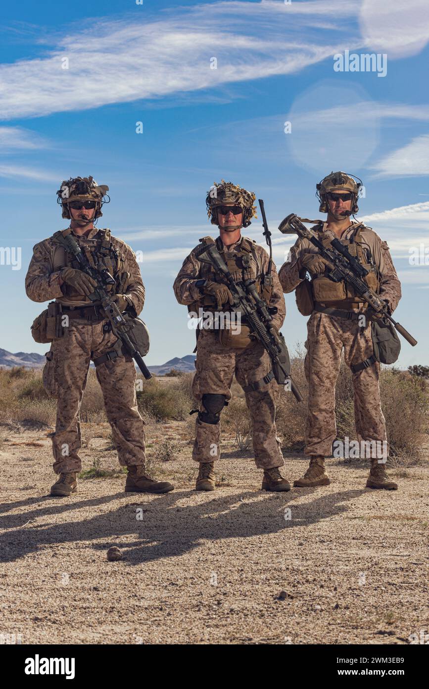 U.S. Marines mit Company F., 2nd Battalion, 4th Marine Regiment, 1st Marine Division, posieren für ein Foto während einer von der Marine Air-Ground Task Force verteilten Manöver-Übung im Rahmen der Service Level Training Übung 2-24 im Marine Corps Air-Ground Combat Center, Twentynine Palms, Kalifornien, 13. Februar 2024. MDMX bereitet Marines auf zukünftige Konflikte vor, indem sie offensiv- und defensives Live-Feuer und Manövrierübungsszenarien in einer strengen Trainingsumgebung durchführen. (Foto des U.S. Marine Corps von Sgt. Armando Elizalde) Stockfoto