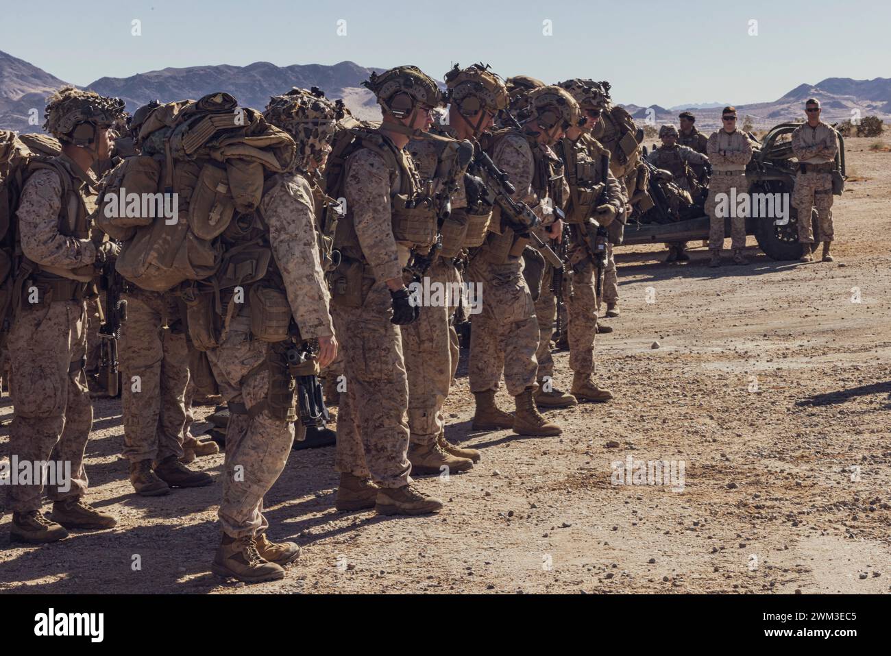 Die US-Marines bereiten sich mit der Kompanie F., 2. Bataillon, 4. Marine-Regiment, 1. Marine-Division, auf einen CH-53E Super-Hengst während eines Manövers der Marine Air-Ground Task Force im Rahmen der Service Level Training Exercise 2-24 im Marine Corps Air-Ground Combat Center, Twentynine Palms, Kalifornien, am 13. Februar 2024 vor. MDMX bereitet Marines auf zukünftige Konflikte vor, indem sie offensiv- und defensives Live-Feuer und Manövrierübungsszenarien in einer strengen Trainingsumgebung durchführen. (Foto des U.S. Marine Corps von Sgt. Armando Elizalde) Stockfoto