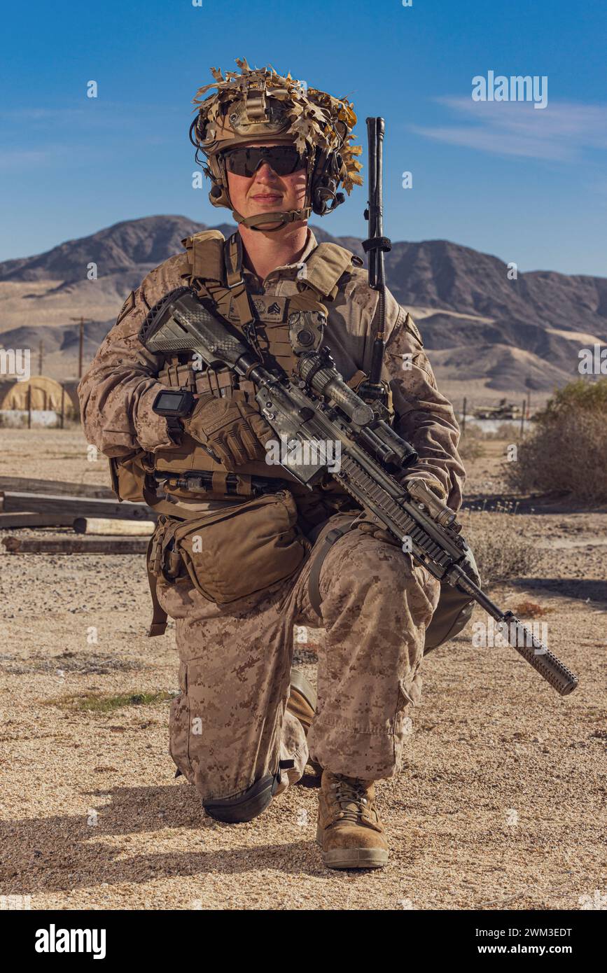 US Marine Corps Sgt. James Kretchman, ein Einheimischer aus Aberdeen, South Dakota, Infanterie Marine mit Kompanie F., 2. Bataillon, 4. Marine Regiment, 1. Marine Division, posiert für ein Foto während eines Manövers der Marine Air-Ground Task Force im Rahmen der Service Level Training Übung 2-24 im Marine Corps Air-Ground Combat Center, Twentynine Palms, Kalifornien, 13. Februar 2024. MDMX bereitet Marines auf zukünftige Konflikte vor, indem sie offensiv- und defensives Live-Feuer und Manövrierübungsszenarien in einer strengen Trainingsumgebung durchführen. (Foto des U.S. Marine Corps von Sgt. Armando Elizalde) Stockfoto