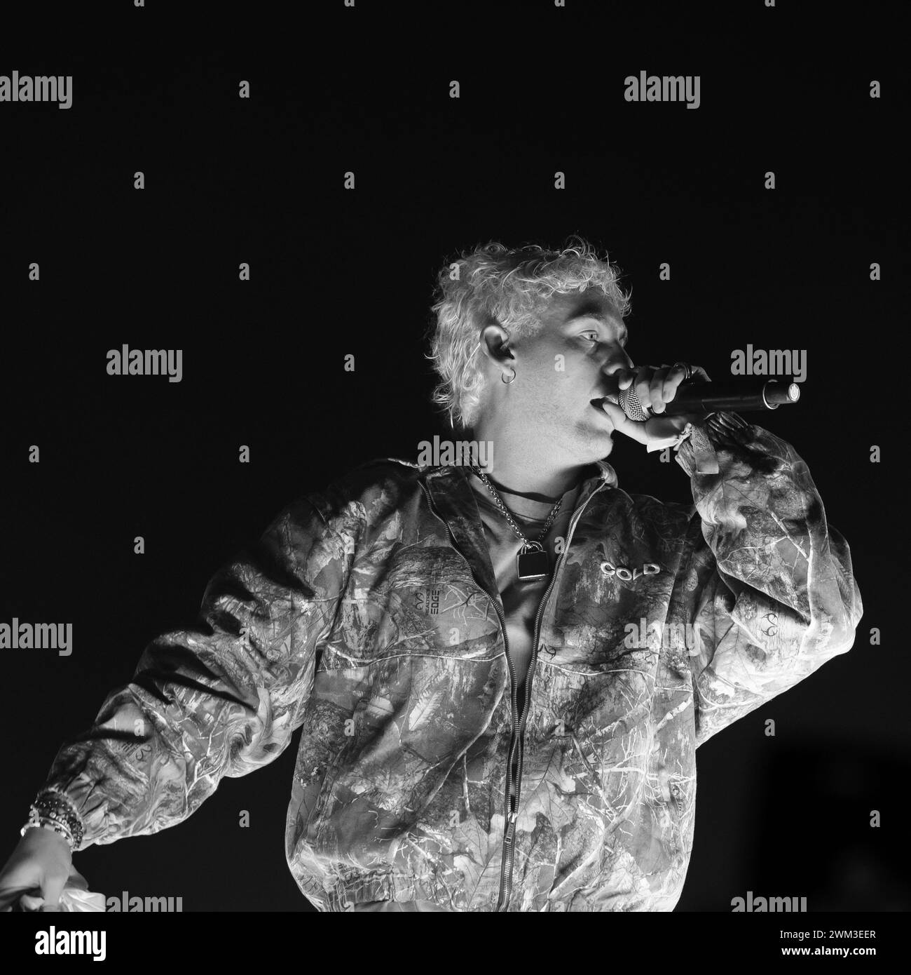 Madrid, Spanien. Februar 2024. Der Sänger Antonio Hens kennt künstlerisch Hühner, als er während des Konzerts im Wizink Center in Madrid auftritt, 23. Februar 2024 Spanien (Foto: Oscar Gonzalez/SIPA USA) (Foto: Oscar Gonzalez/SIPA USA) Credit: SIPA USA/Alamy Live News Stockfoto