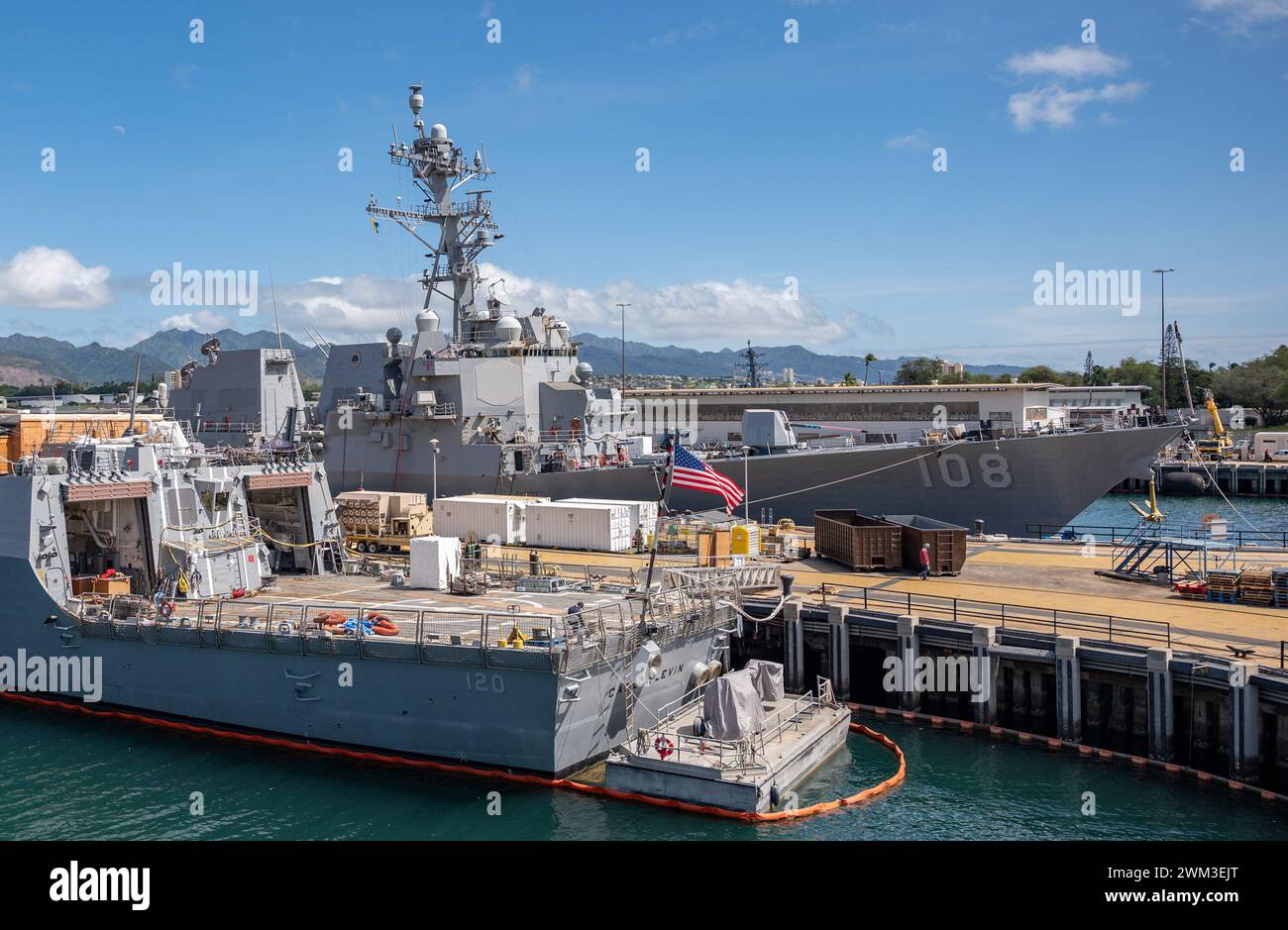 PEARL HARBOR (16. Februar 2024) – der Lenkraketenzerstörer USS Wayne E. Meyer (DDG 108) wurde acht Tage früher bei der Pearl Harbor Naval Shipyard festgebunden, nachdem er eine ausgewählte Restricted Maintenance Availability (SRA) abgeschlossen hatte. Seit der Verfügbarkeit am 18. September 2023 hat der Meyer sein erwartetes Fertigstellungsdatum am 6. Februar übertroffen und die Verfügbarkeit Ende Januar beendet. (Foto der US Navy von Mark D. Faram, Chief Mass Communication Specialist) Stockfoto