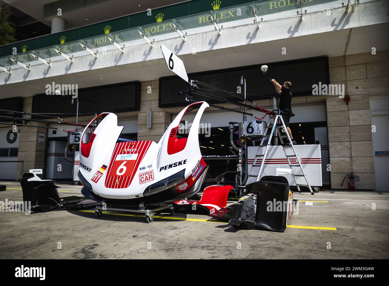 Porsche Penske Motorsport, Porsche 963 #06, Ambiente während des Prologs der FIA Langstrecken-Weltmeisterschaft 2024, vom 24. Bis 26. Februar 2024 auf dem Losail International Circuit in Lusail, Katar Stockfoto