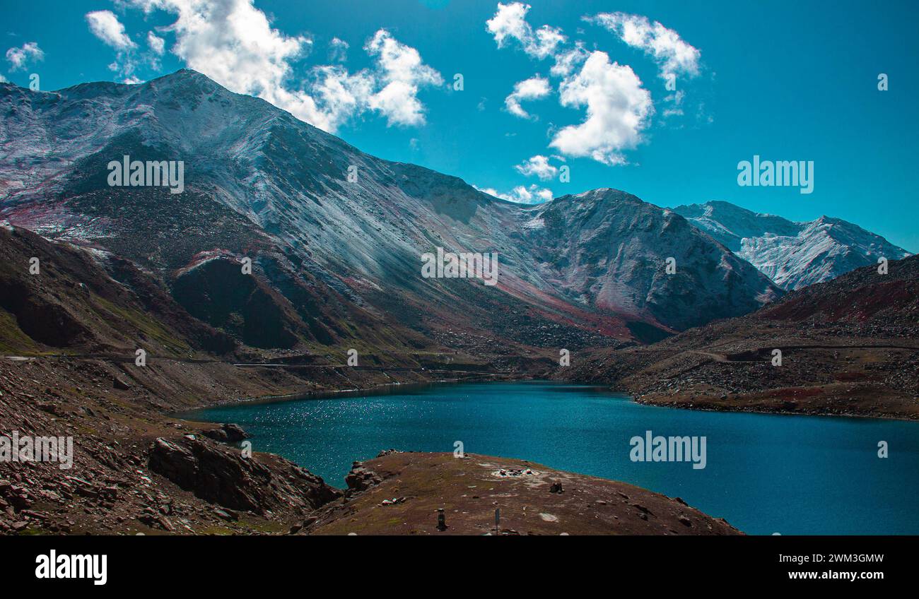 Berglandschaft mit blauem Fluss und eisbedeckten Bergen Stockfoto