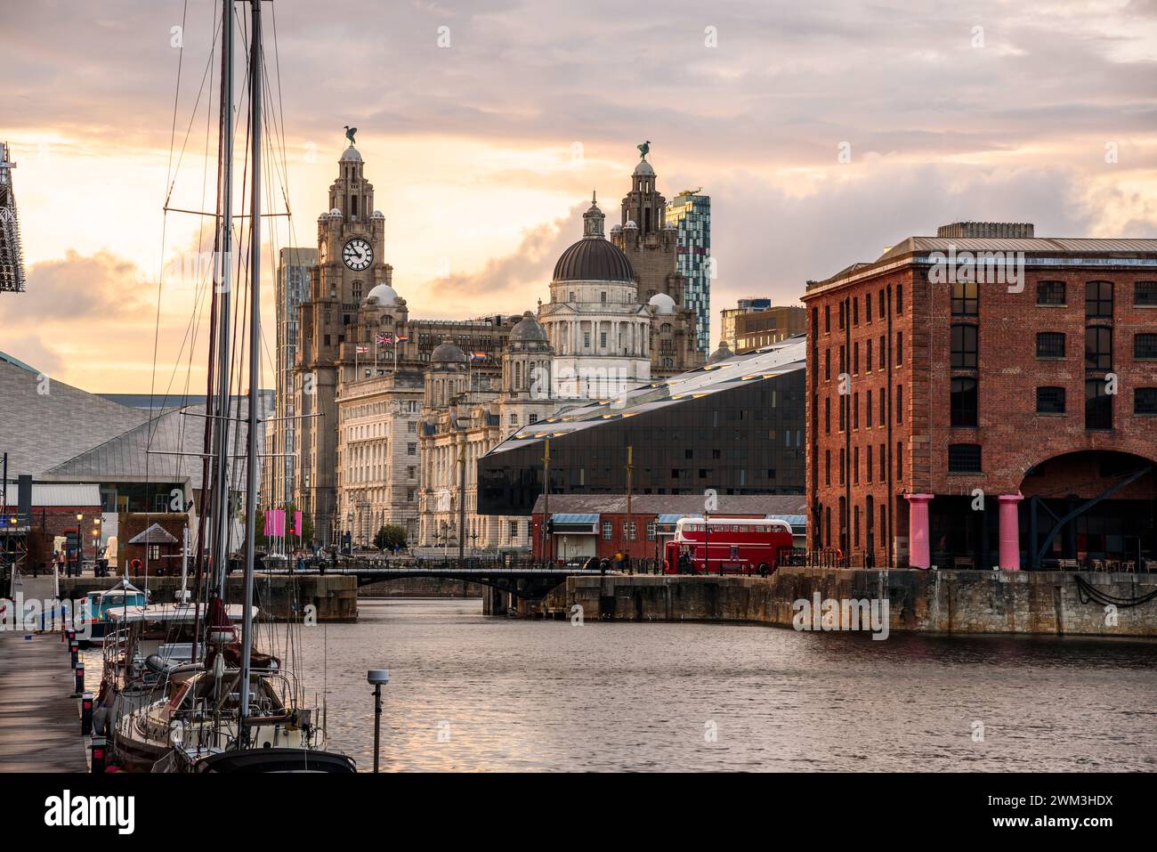 Die Skyline am Ufer von Liverpool, vom Albert Dock aus gesehen, bei Sonnenuntergang im Sommer Stockfoto