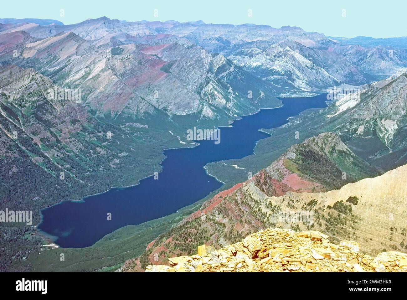 Waterton Lake vom Gipfel des Mount Cleveland an der Grenze zwischen den USA und Kanada Stockfoto