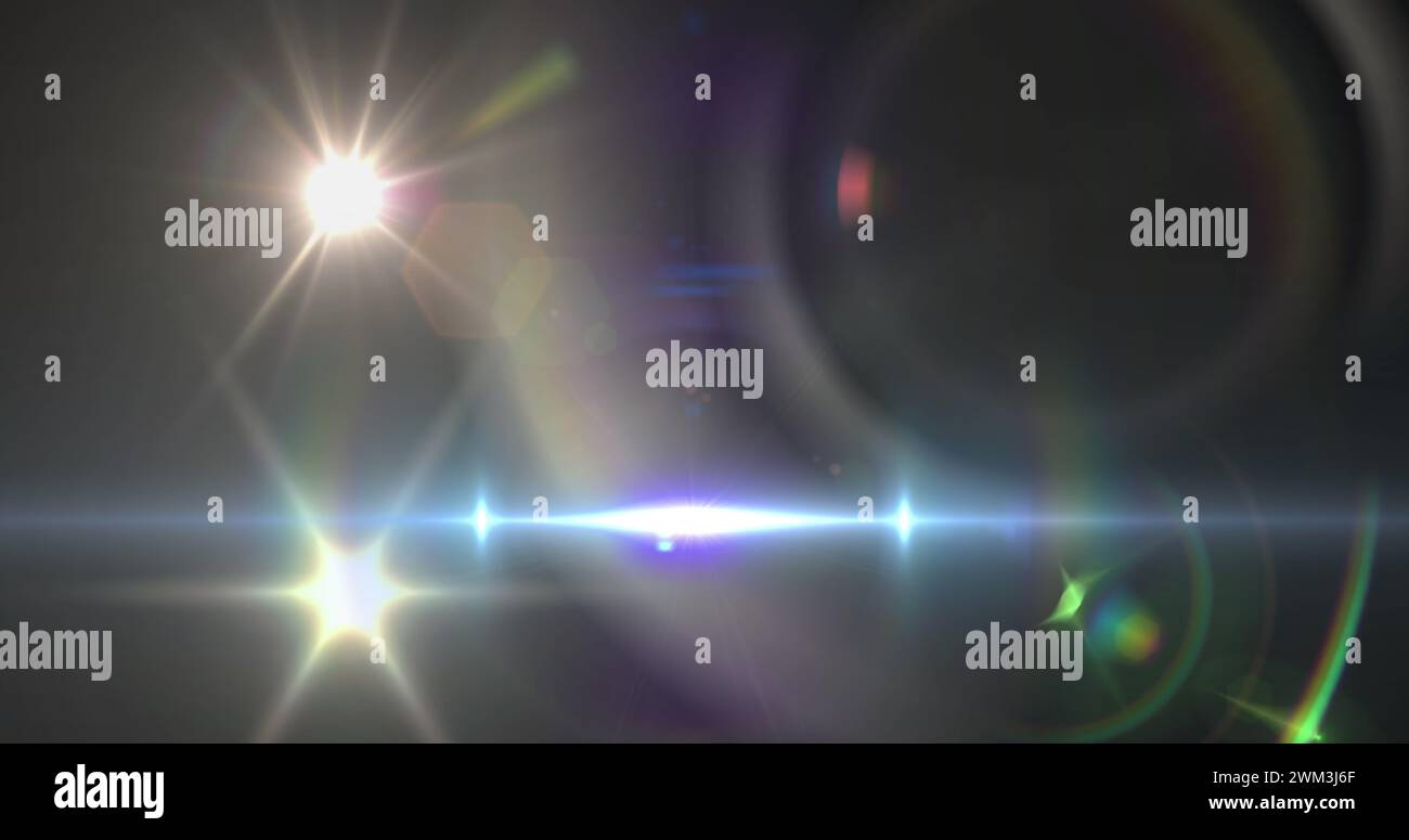 Bild eines Scheinwerfers mit Streulicht und Lichtstrahl, der sich über einen dunklen Hintergrund bewegt Stockfoto