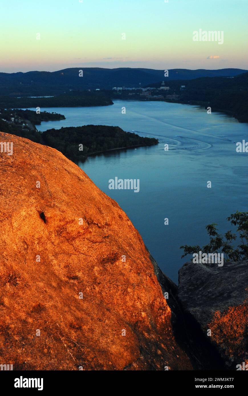 Ein Bergblick bietet einen herrlichen Blick auf den Fluss bei Sonnenuntergang Stockfoto