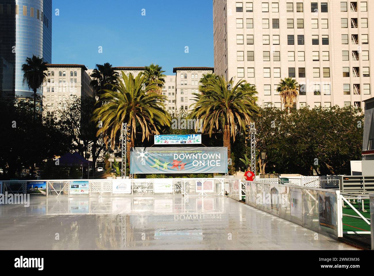 Eine Eislaufbahn, umgeben von Palmen, nur in Los Angeles Stockfoto