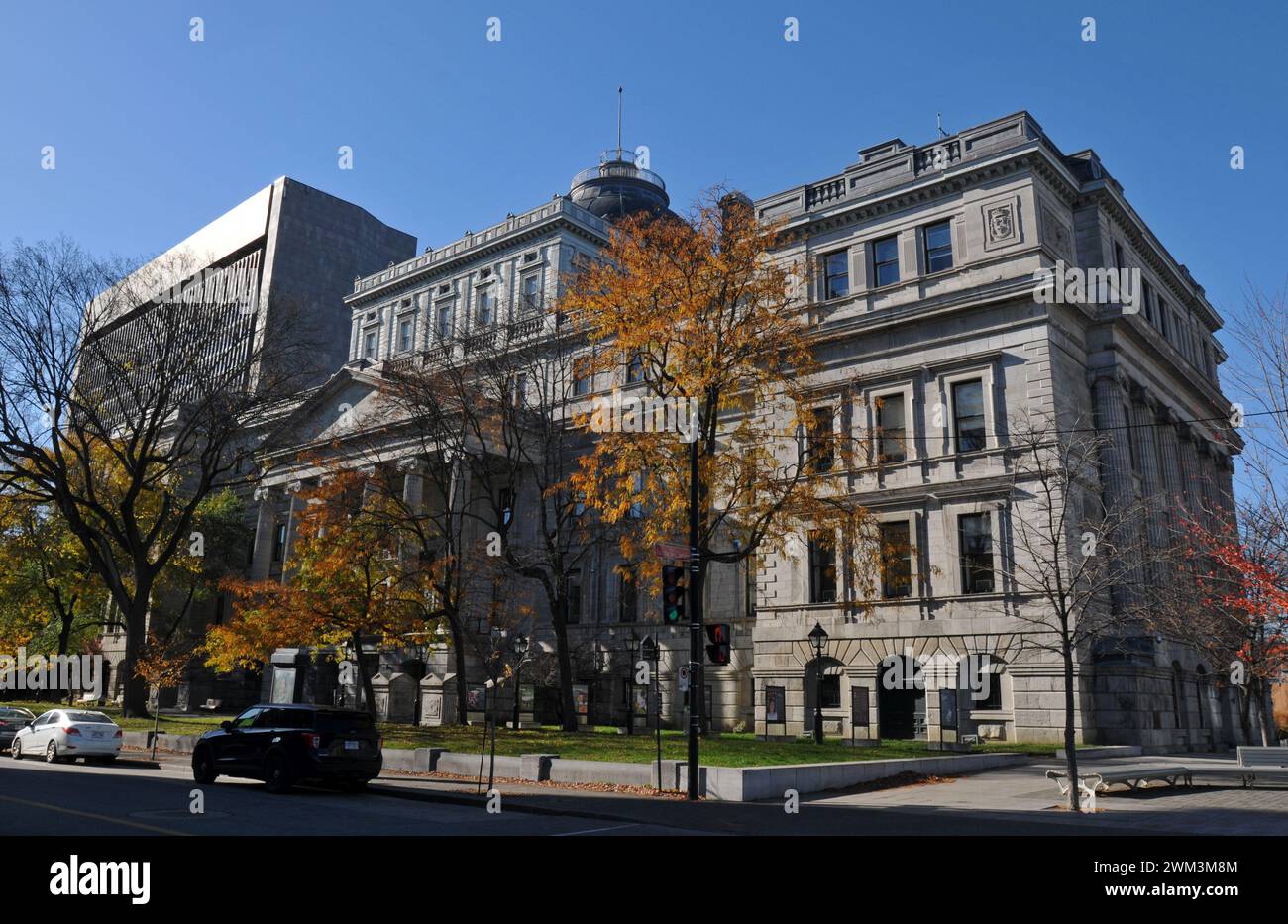 Das neoklassizistische Lucien-Saulnier Building, auch bekannt als Old Courthouse, wurde 1856 in Montreal eröffnet und beherbergt vorübergehend Rathausfunktionen. Stockfoto