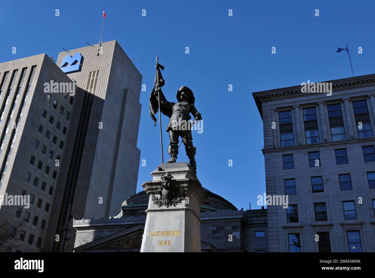 Ein Denkmal für den Gründer von Montreal, Paul de Chomedey, Sieur de Maisonneuve, im Herzen des Wahrzeichens Place d'Armes in der Altstadt von Montreal. Stockfoto