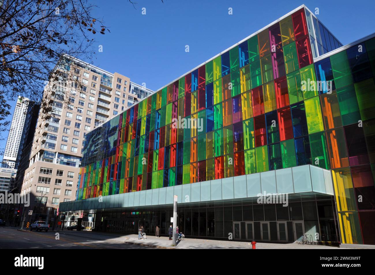 Farbenfrohe Glaspaneele erhellen die Fassade des Palais des congrès (Kongresszentrum) im Quartier International von Montreal. Stockfoto