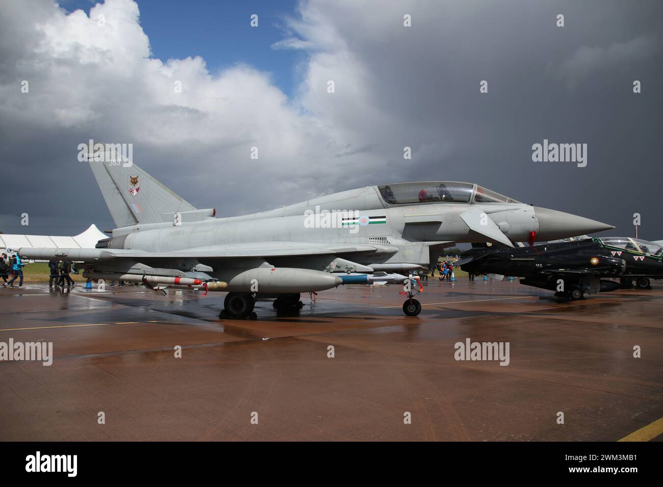 ZK383, ein Eurofighter Typhoon T3, betrieben von 12 Squadron, einer gemeinsamen Royal Air Force/Qatar Emiri Air Force, die zur Ausbildung und Integration katarischer Luft- und Bodenbesatzungen eingesetzt wurde, um einsatzbereit zu sein, auf statischer Anzeige bei der Royal International Air Tattoo 2023 (RIAT 23), die in der RAF Fairford in Gloucestershire, England, stattfand. Stockfoto