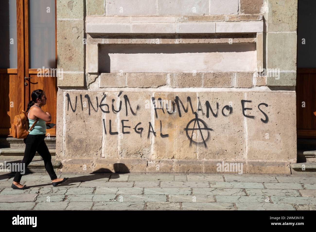 Oaxaca, Mexiko - Graffiti an einer Wand steht: "Kein Mensch ist illegal." Viele Migranten machen sich auf den Weg durch Südmexiko und versuchen, die U zu erreichen Stockfoto