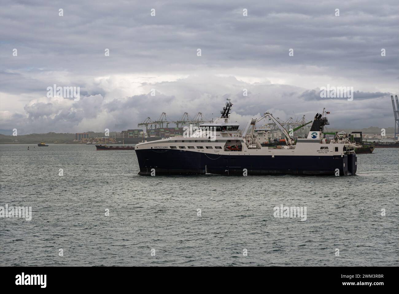 Limon Bay, Colon, Panama - 24. Juli 2023: Der größte Surimi-Trawler des Arktischen Fjords vor dem Hafen unter grauer Wolkenlandschaft. Containerterminal in BA Stockfoto