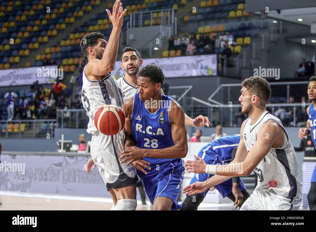 Kairo, Ägypten. Februar 2024. Allan Dokossi (C) aus der Zentralafrikanischen Republik tritt beim FIBA AfroBasket 2025 Qualifikationsspiel der Gruppe D zwischen Ägypten und der Zentralafrikanischen Republik am 23. Februar 2024 in Kairo an. Quelle: Ahmed Gomaa/Xinhua/Alamy Live News Stockfoto