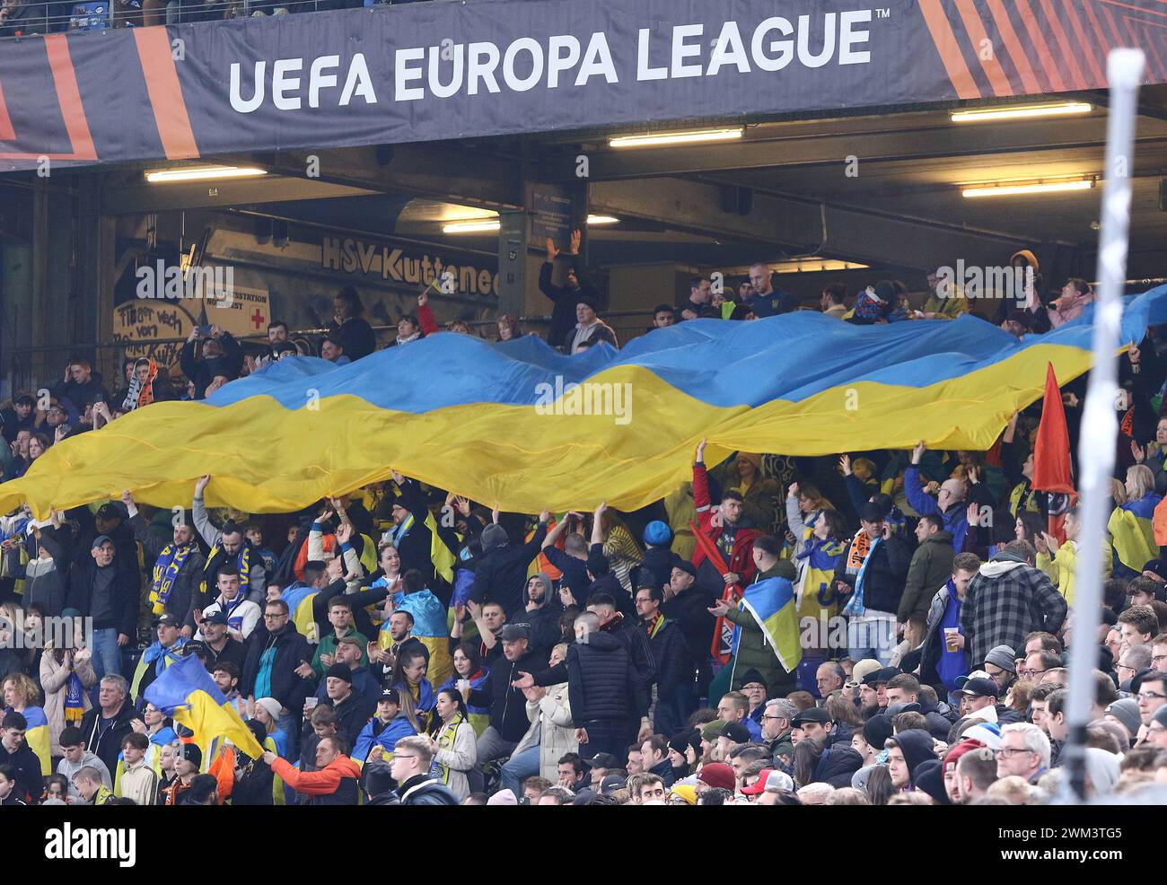 Hamburg – 15. Februar 2024: Ukrainische Fans zeigen ihre Unterstützung beim Spiel der UEFA Europa League Shakhtar Donetsk gegen Marseille im Volksparkstadion in Hamburg Stockfoto