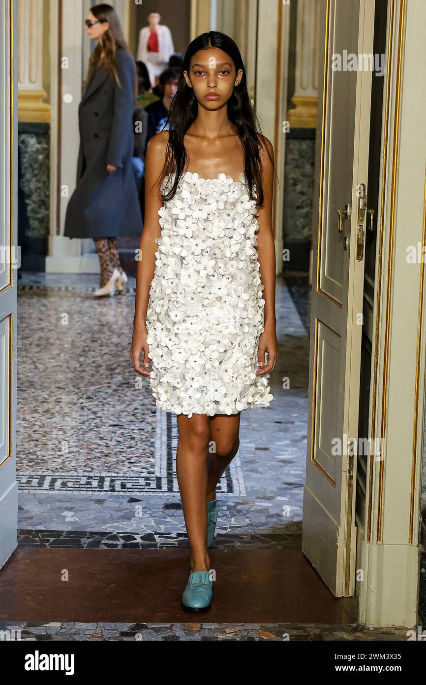 Mailand, Italien. Februar 2024. BLUEMARINE Herbst/Winter 2024 Runway während der Milan Fashion Week am 2024. Februar - Mailand, Italien 23/02/2024 Credit: dpa/Alamy Live News Stockfoto