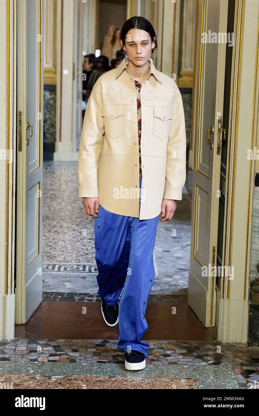 Mailand, Italien. Februar 2024. BLUEMARINE Herbst/Winter 2024 Runway während der Milan Fashion Week am 2024. Februar - Mailand, Italien 23/02/2024 Credit: dpa/Alamy Live News Stockfoto