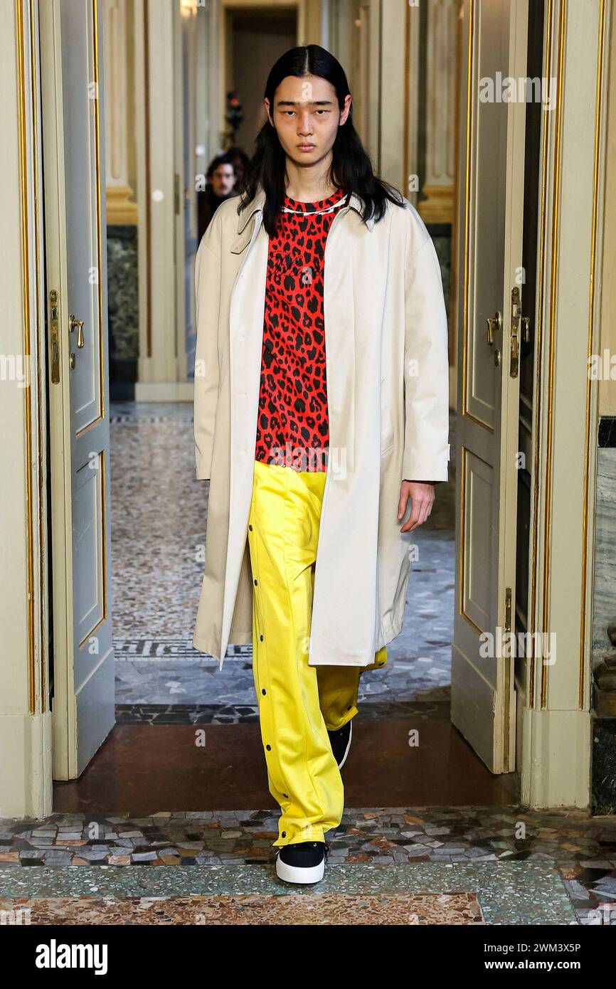 Mailand, Italien. Februar 2024. BLUEMARINE Herbst/Winter 2024 Runway während der Milan Fashion Week am 2024. Februar - Mailand, Italien 23/02/2024 Credit: dpa/Alamy Live News Stockfoto