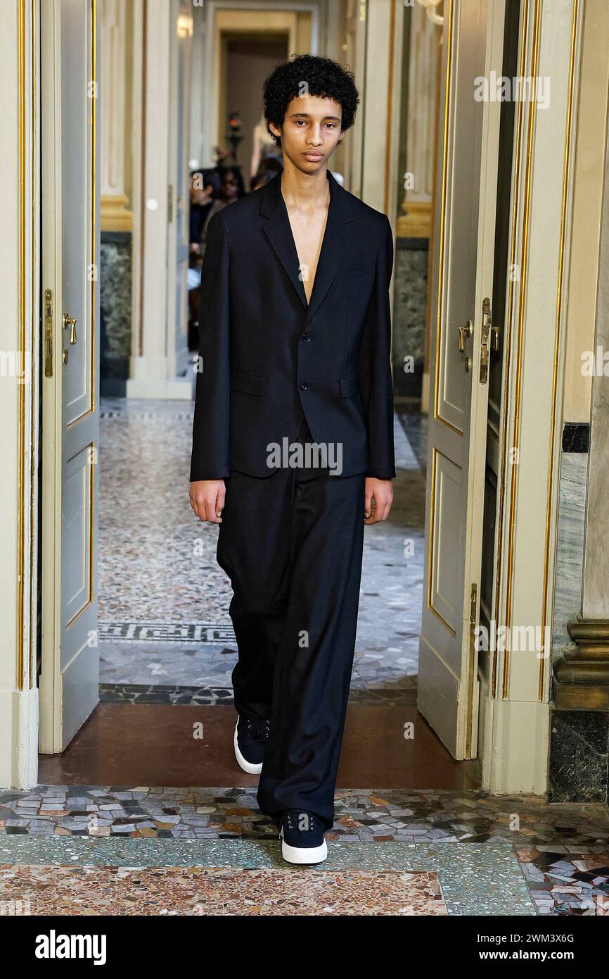 Mailand, Italien. Februar 2024. BLUEMARINE Herbst/Winter 2024 Runway während der Milan Fashion Week am 2024. Februar - Mailand, Italien 23/02/2024 Credit: dpa/Alamy Live News Stockfoto