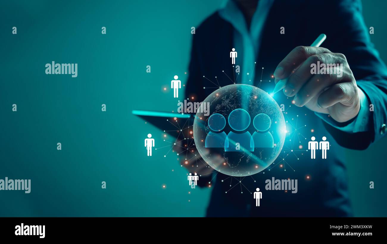 Geschäftsmann verwendet einen Stift bei der Auswahl von Unternehmenszielgruppen. Zielkunde, Konzept des Kundenverhaltens. Marketingplan und -Strategien, Cu Stockfoto