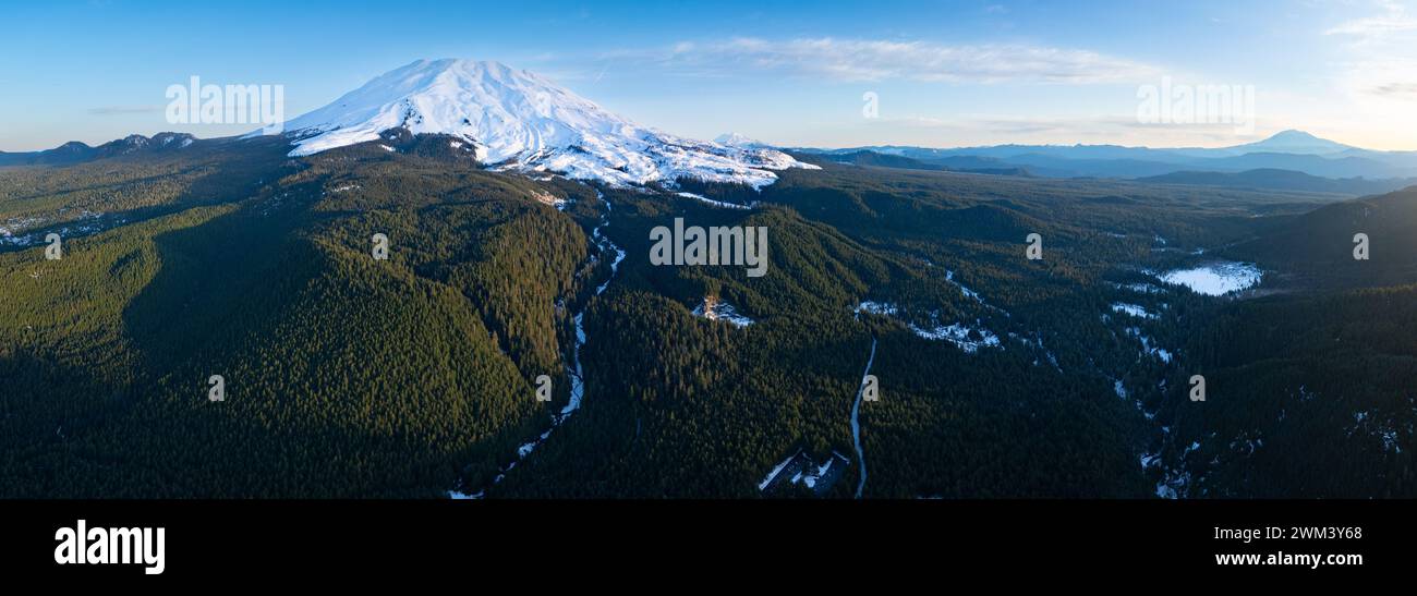 Dämmerung beleuchtet Mount St. Helens, ein landschaftlicher und aktiver Stratovulkan, der aus der üppigen, bewaldeten Landschaft in Washington entspringt. Stockfoto