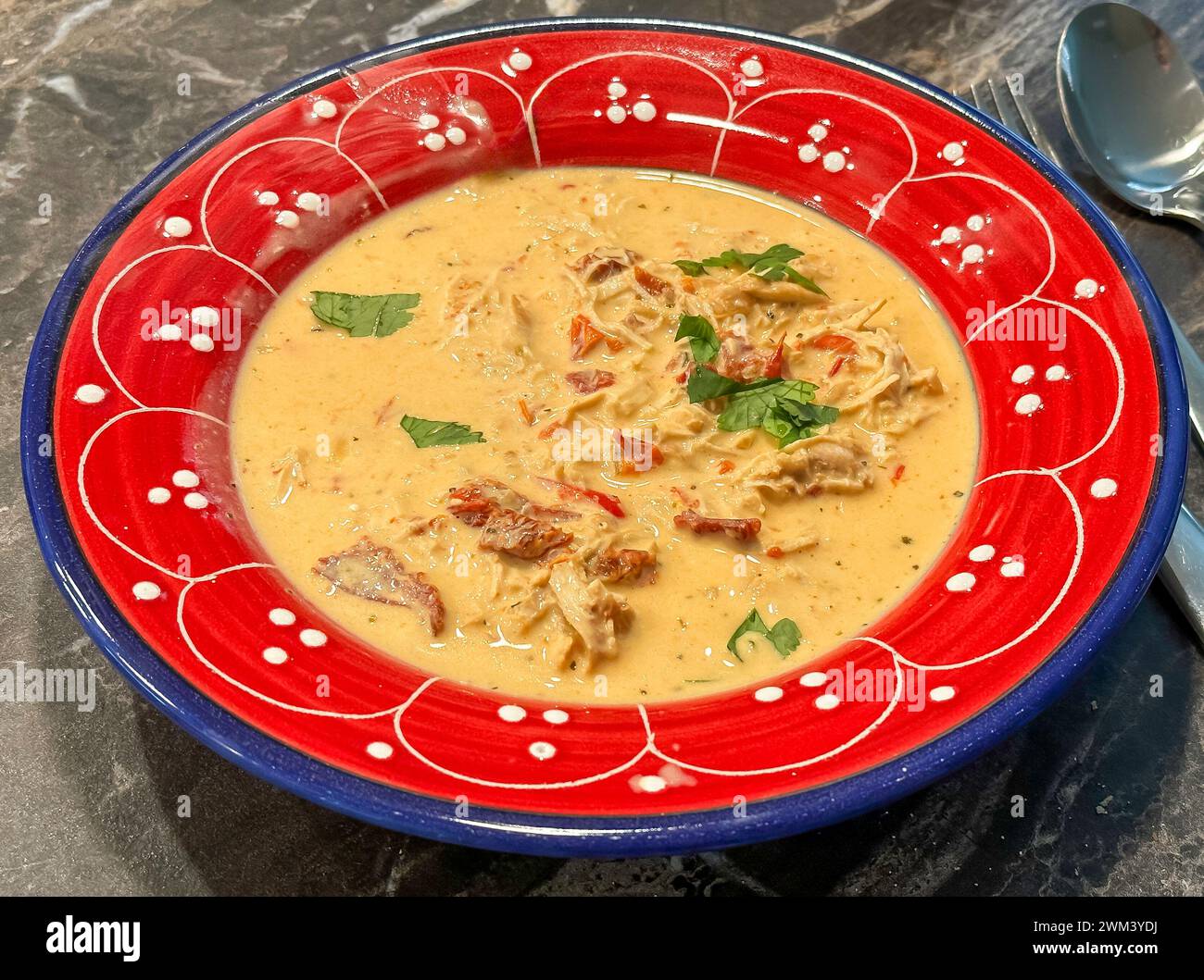 Eine Schüssel leckere, frische und heiße, cremige Hühnerspeck-Suppe. Stockfoto
