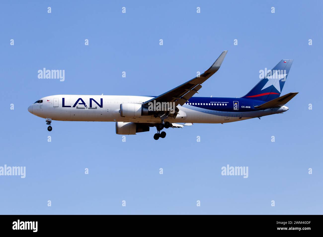 Eine Lan Cargo Boeing 767ER Cargo (BCF) landet am Flughafen Frankfurt Rhein-Main. BCF bedeutet „Boeing-umgewandelter Frachter“, der ein interkontinentales Großraumflugzeug mit mittlerer Reichweite identifiziert. Stockfoto