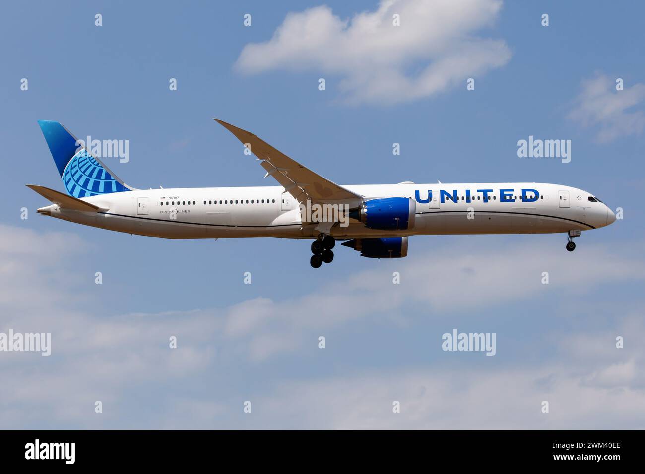 Ein United Airlines Boeing 787-10 Dreamliner landet am Flughafen Frankfurt Rhein-Main. Die United 787-10 hat 318 Sitze. Stockfoto