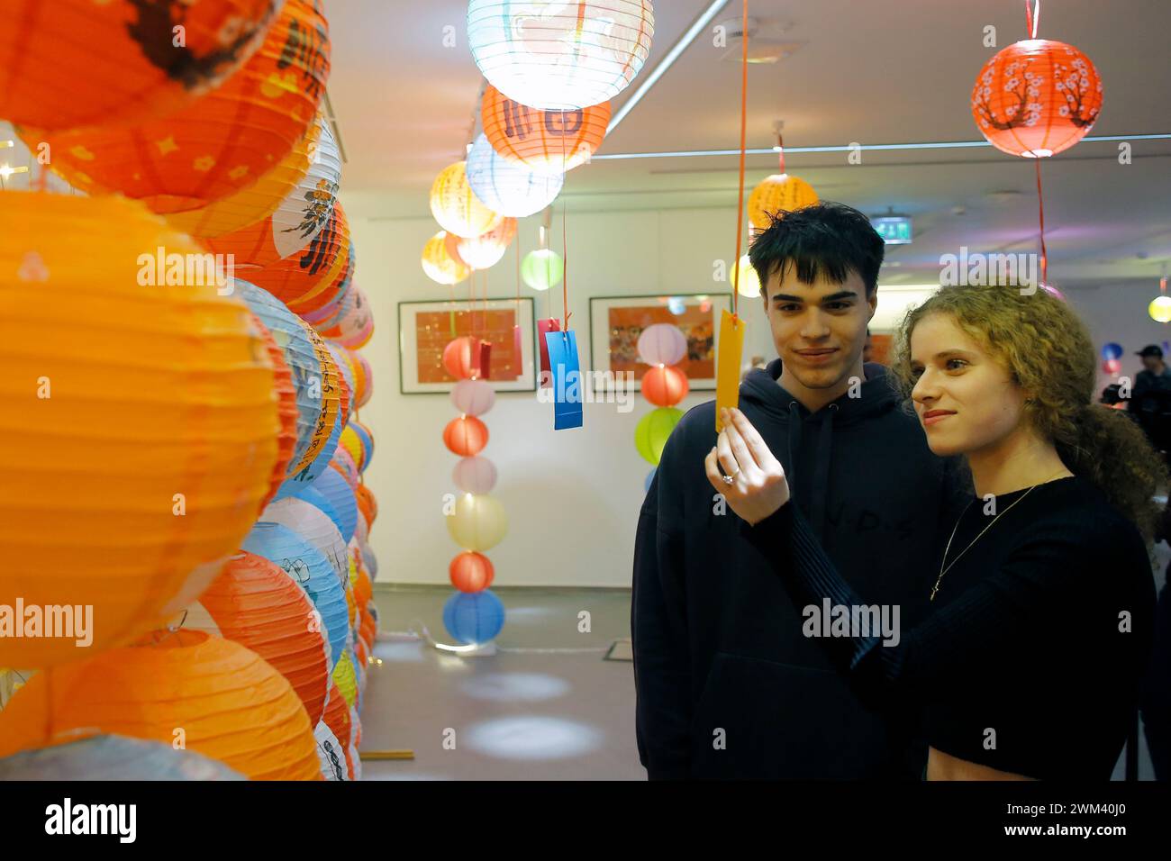 Bukarest, Rumänien. Februar 2024. Die Besucher nehmen an einer Veranstaltung zum Laternenfest im Chinesischen Kulturzentrum in Bukarest, Rumänien, am 23. Februar 2024 Teil. Quelle: Cristian Cristel/Xinhua/Alamy Live News Stockfoto