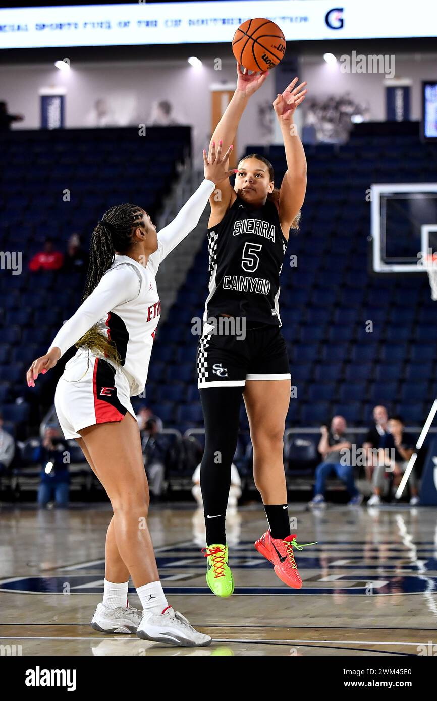 Riverside, CA. Februar 2024. Sierra Canyon Jerzy Robinson (5) in Aktion während des CIF-SS Open Division Mädchen High School Basketball Meisterschaftsspiels zwischen Sierra Canyon und Etiwanda an der Cal Baptist University .Louis Lopez/Modern Exposure/Cal Sport Media (Credit Image: © Louis Lopez/Cal Sport Media). Quelle: csm/Alamy Live News Stockfoto