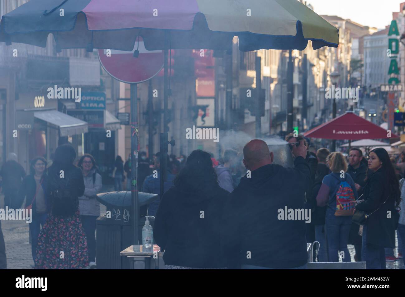 Rauch aus dem Kochen von Kastanien an einem Street Food Stand in Porto, Portugal Stockfoto