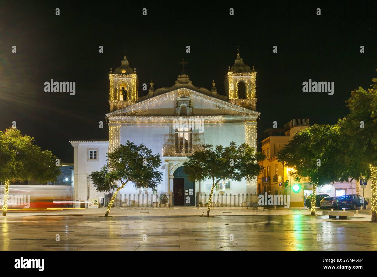 Stadtlandschaft bei Nacht mit katholischer Kirche Igreja de Santa Maria in Lagos, Algarve, Portugal Stockfoto