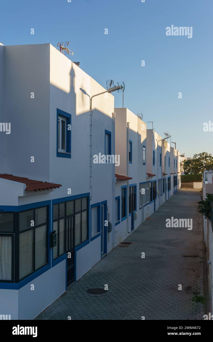 Blick auf die Ferienhäuser in der kleinen Fischerstadt Salema, Algarve, Portugal Stockfoto