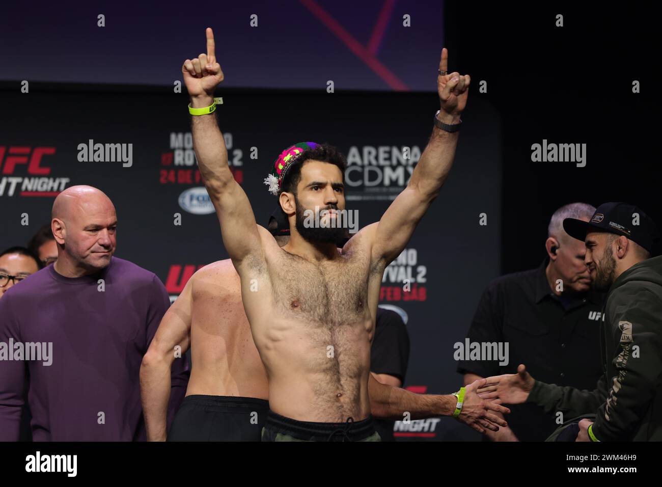 Mexiko-Stadt, Mexiko. Februar 2024. 23. Februar 2024, Mexiko-Stadt: Muhammad Naimov aus Tadschikistan posiert während des Wiegens der UFC Fight Night in der CDMX Arena. Am 23. Februar 2024 in Mexiko-Stadt. (Foto: Luis Marin/ Credit: Eyepix Group/Alamy Live News Stockfoto
