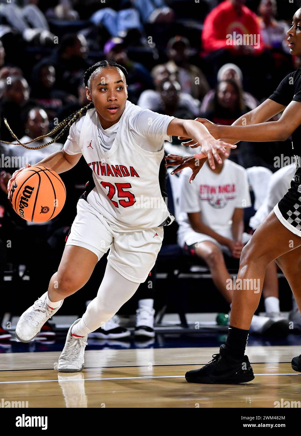 Riverside, CA. Februar 2024. Etiwanda Aliyahna Morris (25) in Aktion während des CIF-SS Open Division Mädchen High School Basketball-Meisterschaftsspiels zwischen Sierra Canyon und Etiwanda an der Cal Baptist University .Louis Lopez/Modern Exposure/Cal Sport Media (Credit Image: © Louis Lopez/Cal Sport Media). Quelle: csm/Alamy Live News Stockfoto