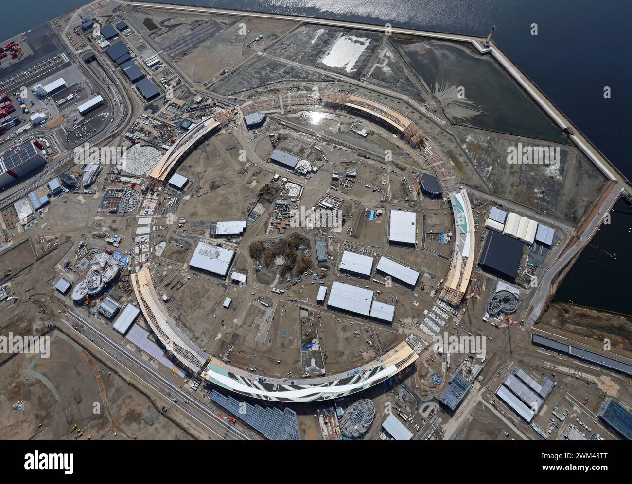 An aerial photo shows Yumeshima, the venue for Expo 2025 Osaka, Kansai, Japan where is under construction, in Osaka City, Osaka Prefecture on February 24, 2024. The Yumeshima is an artificial island in Osaka Bay, and will be the site of Expo 2025 to be held in 2025. The large ring-shaped roof designed by Japanese architect Sou Fujimoto is being considered to remain at the venue without being dismantled after the Expo ends, or to be relocated to another location.( The Yomiuri Shimbun via AP Images ) Stockfoto