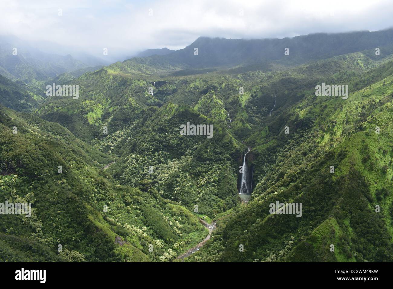 Blick auf die Wasserfälle von Kauai, Hawaii vom Hubschrauber aus. Stockfoto