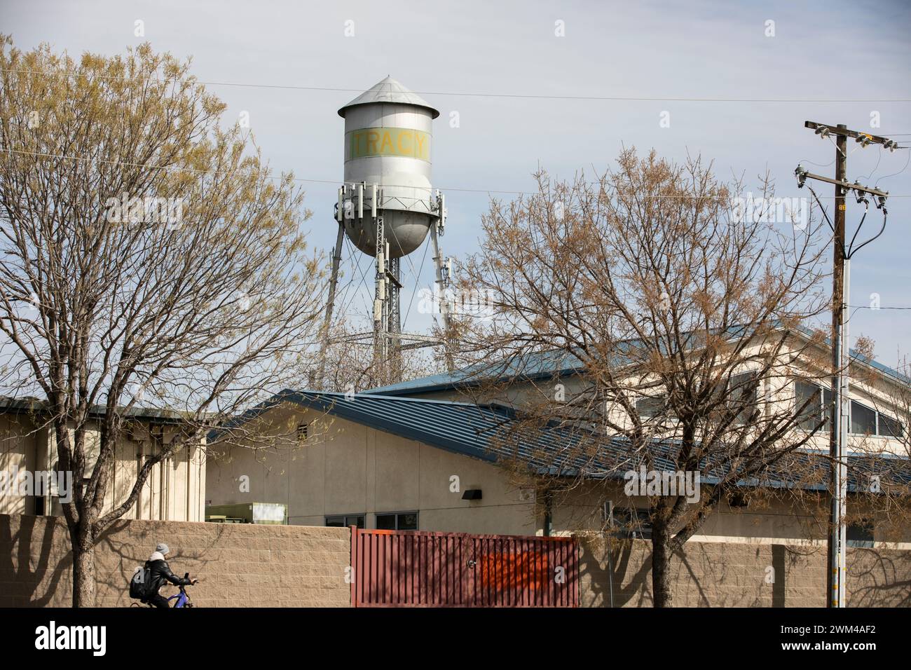 Tracy, Kalifornien, USA - 17. April 2023: Die Nachmittagssonne scheint auf dem historischen Wasserturm in der Innenstadt von Tracy. Stockfoto