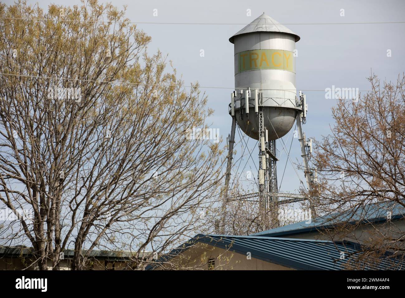 Tracy, Kalifornien, USA - 17. April 2023: Die Nachmittagssonne scheint auf dem historischen Wasserturm in der Innenstadt von Tracy. Stockfoto
