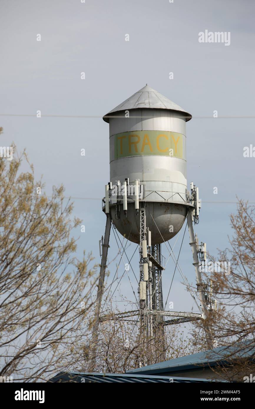 Tracy, Kalifornien, USA - 17. April 2023: Die Nachmittagssonne scheint auf dem historischen Wasserturm in der Innenstadt von Tracy. Stockfoto